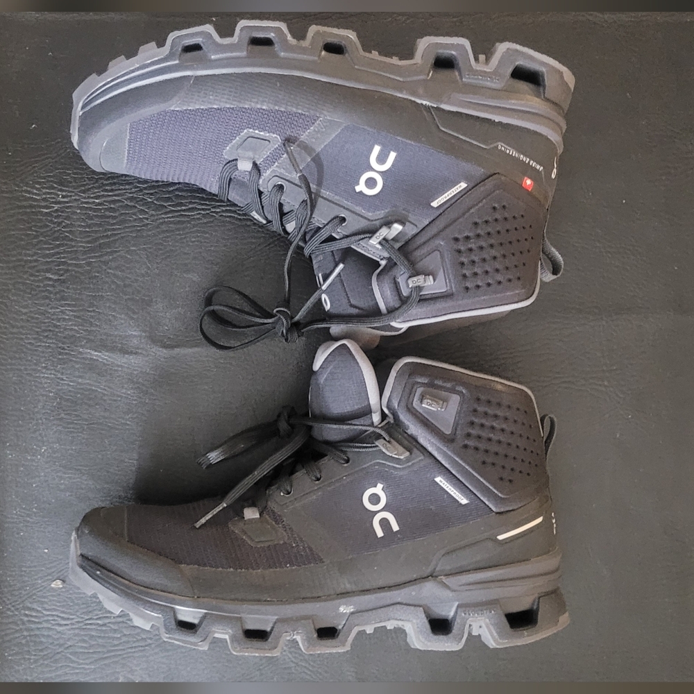 ON Running Black Cloudrock women's WATERPROOF boots size 9.5